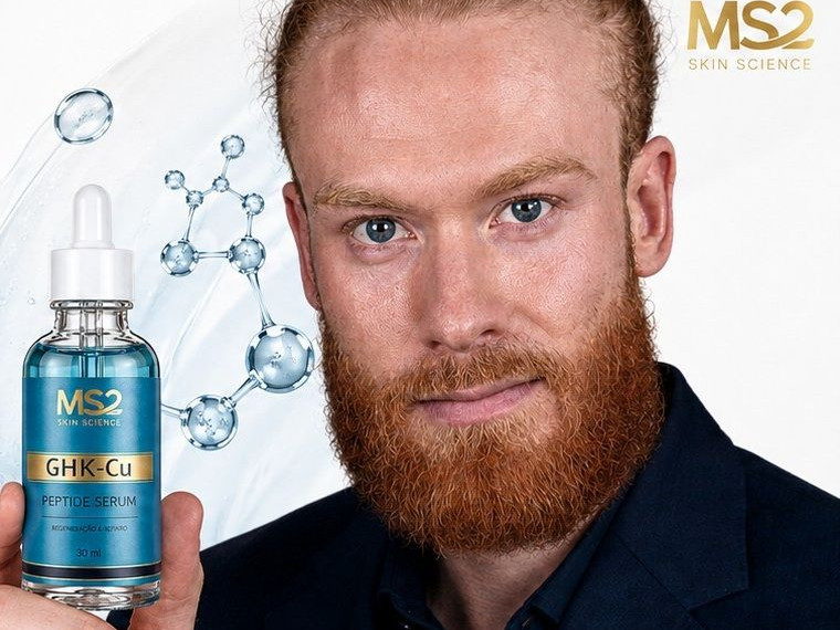 Dr. Stevan com o sérum GHK-Cu da MS2